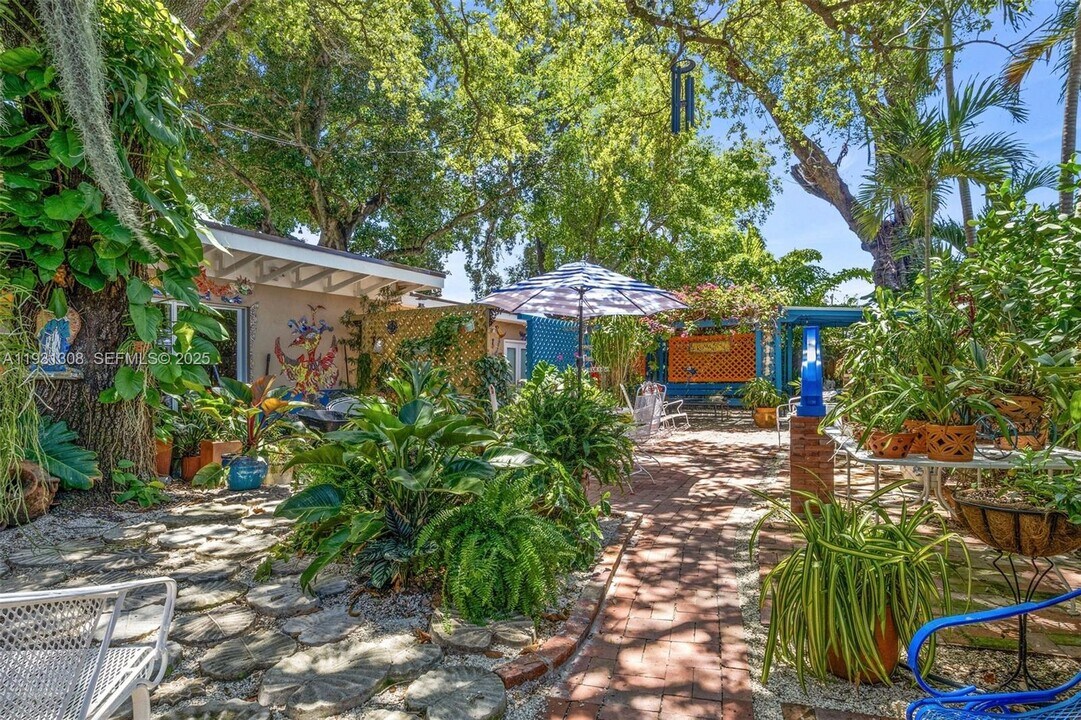 2330 SW 62nd Ct in Miami, FL - Foto de edificio