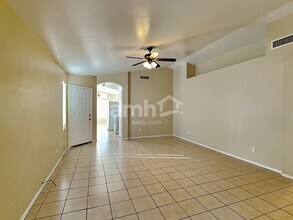 2127 E Danbury Rd in Phoenix, AZ - Foto de edificio - Building Photo