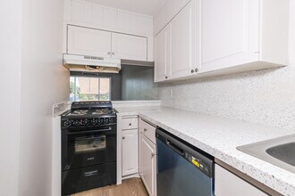 Parkwood Townhomes in Tulsa, OK - Building Photo - Interior Photo