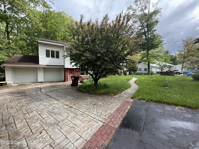 1565 Crescent Rd in Clifton Park, NY - Building Photo - Building Photo