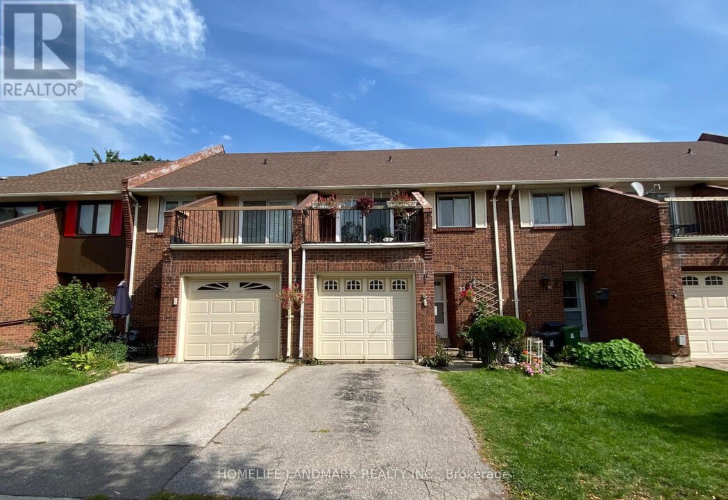 33 Ecclesfield Dr in Toronto, ON - Building Photo