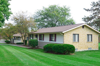 Oak Meadows in Albion, MI - Building Photo - Building Photo