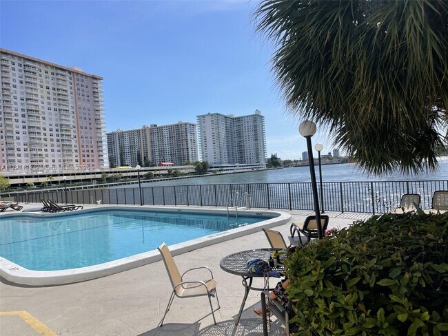 17600 N Bay Rd in Sunny Isles Beach, FL - Building Photo - Building Photo
