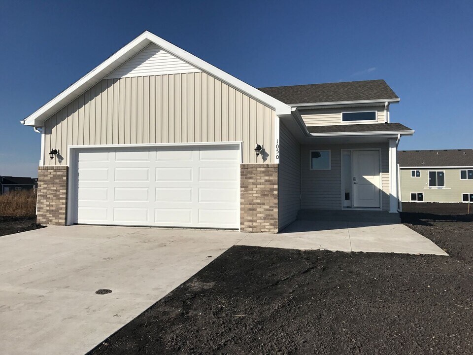 1050 46th Ave S in Moorhead, MN - Building Photo