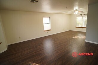 7504 Feather River Dr in Bakersfield, CA - Building Photo - Building Photo