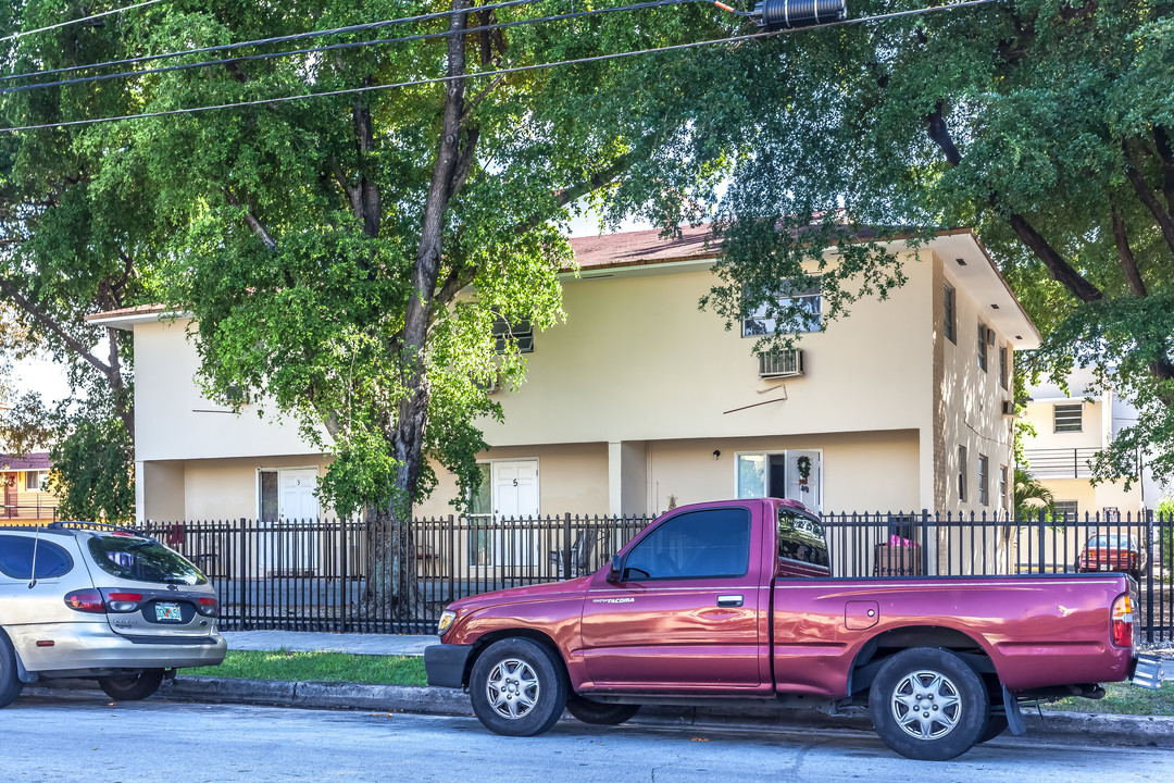 CH Apartments in Miami, FL - Building Photo