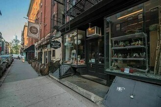 220 Sullivan St, Unit 2E in New York, NY - Foto de edificio - Building Photo