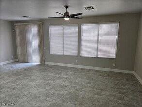 993 White Glacier Ave in Henderson, NV - Building Photo - Building Photo