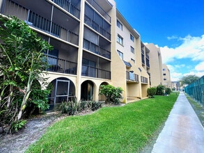 2828 Tennis Club Dr-Unit -207 in West Palm Beach, FL - Building Photo - Building Photo
