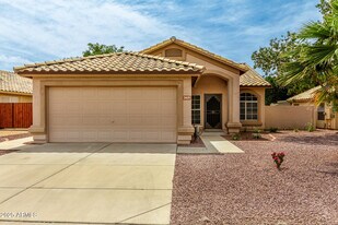 7415 W Crest Ln in Glendale, AZ - Building Photo