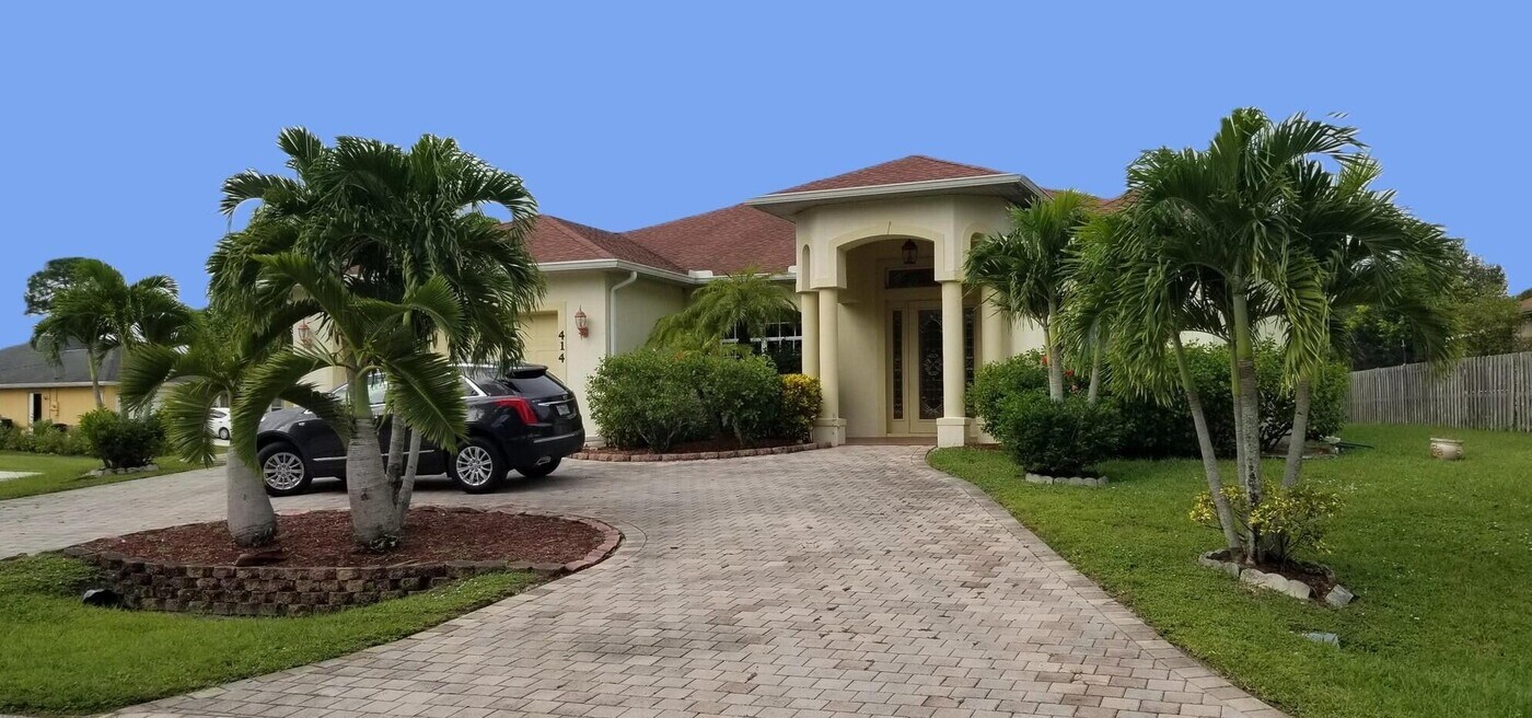 414 SW Cherryhill Rd in Port St. Lucie, FL - Building Photo