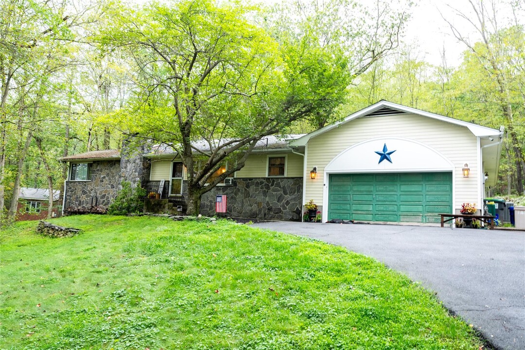 157 Johnsontown Rd in Sloatsburg, NY - Building Photo