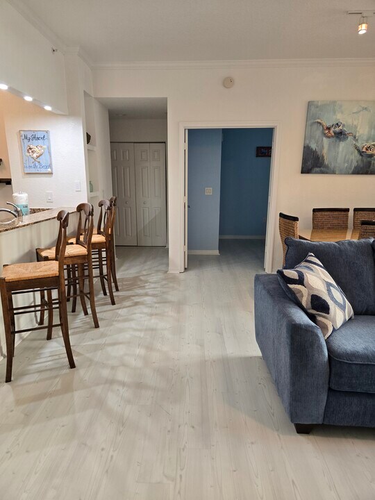 1064 N Tamiami Trl, Unit Down Town Sarasota 5 Star in Sarasota, FL - Building Photo