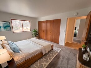 Woodhill Apartments in Glenmont, NY - Building Photo - Building Photo