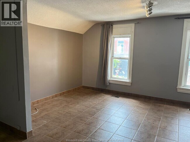 16 Main St W in Kingsville, ON - Building Photo - Building Photo