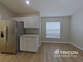 4081 Lake Bluff Dr in Mascotte, FL - Building Photo - Building Photo