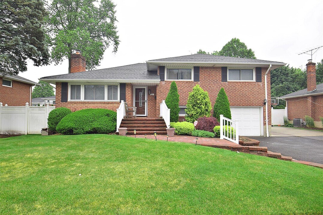 51 Whitman Ave in Syosset, NY - Building Photo