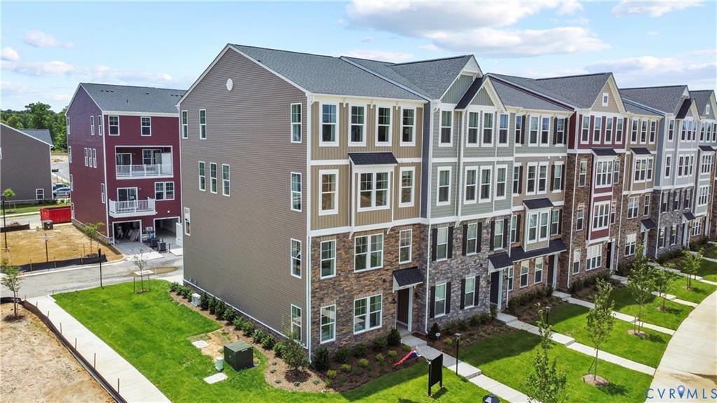 9221 Magellan Pkwy in Glen Allen, VA - Building Photo