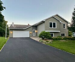 3317 Sunset Lake Dr in Burnsville, MN - Building Photo
