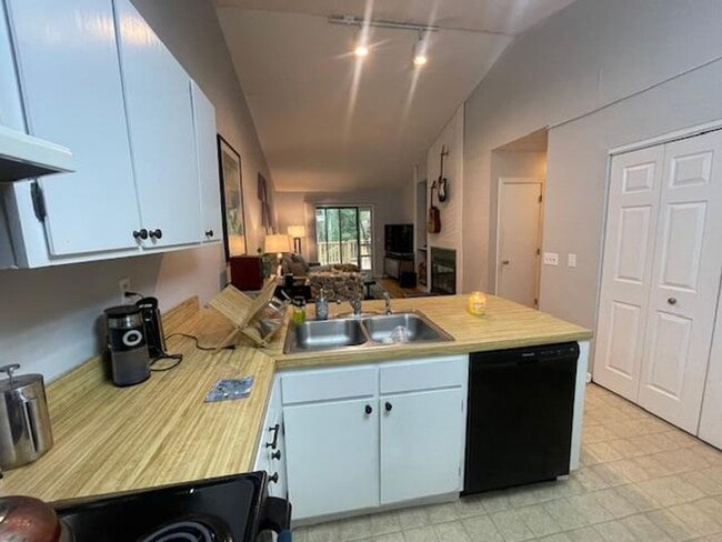 907 W Chatham St in Cary, NC - Building Photo - Building Photo