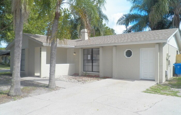9402 Lonsdale Ct in Tampa, FL - Building Photo