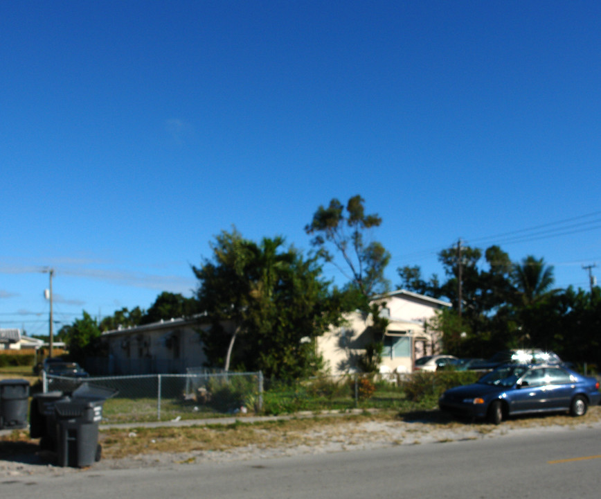 Hollywood Little Ranches in Hollywood, FL - Building Photo