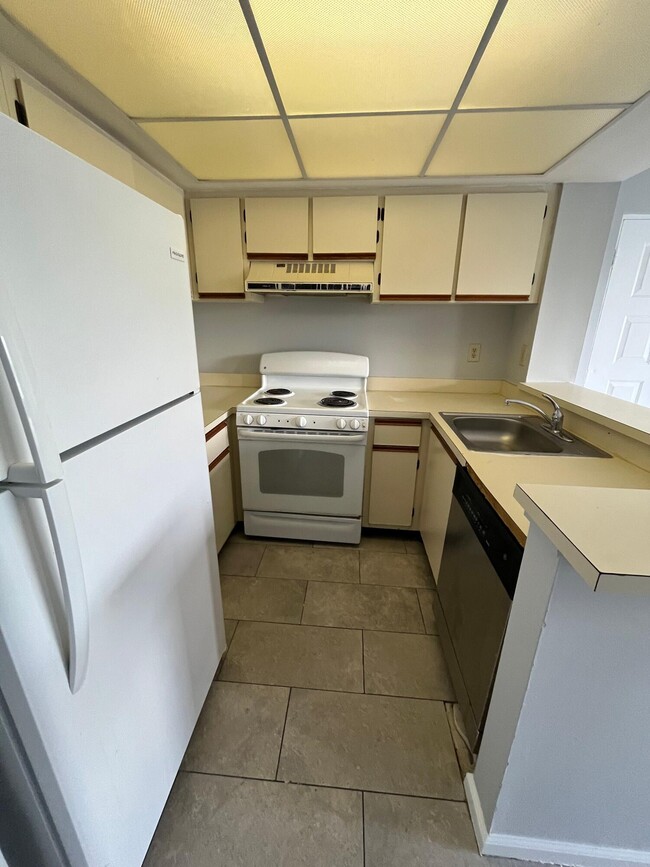 718 Executive Center Dr in West Palm Beach, FL - Building Photo - Building Photo