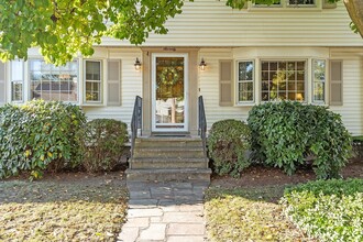 70 Canterbury Rd in Waltham, MA - Foto de edificio - Building Photo