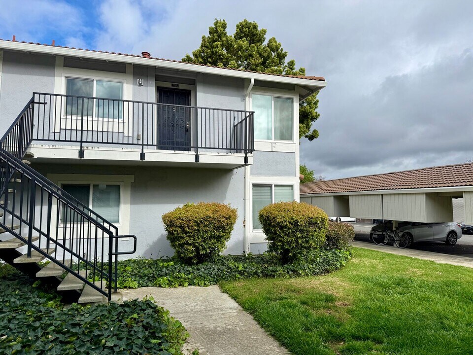 4910 Bridgepointe Pl in Union City, CA - Building Photo