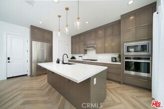 19278 Blackthorn Dr in Santa Clarita, CA - Building Photo - Building Photo