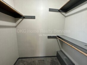 1706 Surrey Pl in Norman, OK - Building Photo - Building Photo