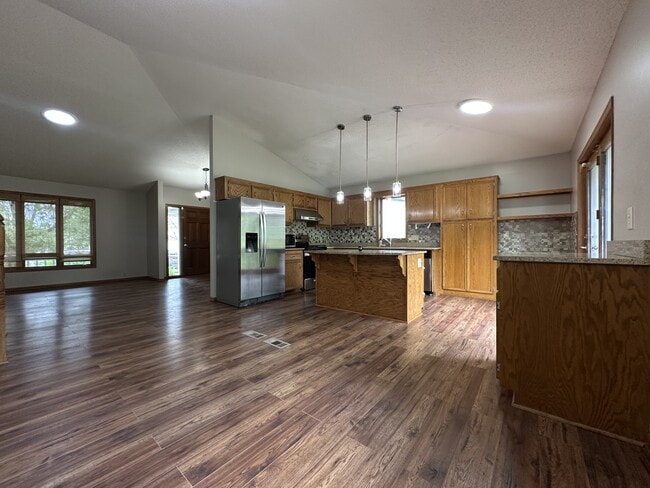 8551 Flamingo Dr in Chanhassen, MN - Foto de edificio - Building Photo