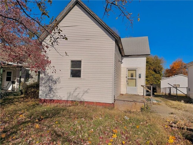 property at 1646 E Wood St