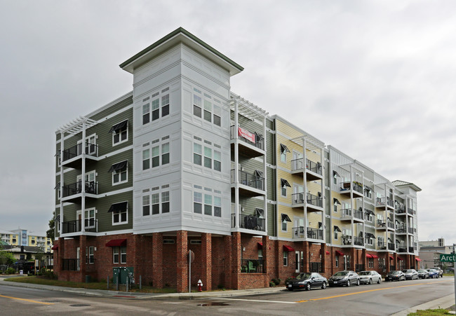 315 Beach Place Apartments in Virginia Beach, VA - Foto de edificio - Building Photo