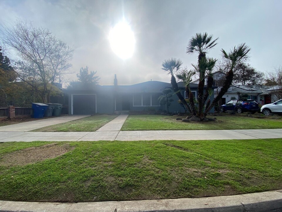 82 E Fedora Ave in Fresno, CA - Building Photo