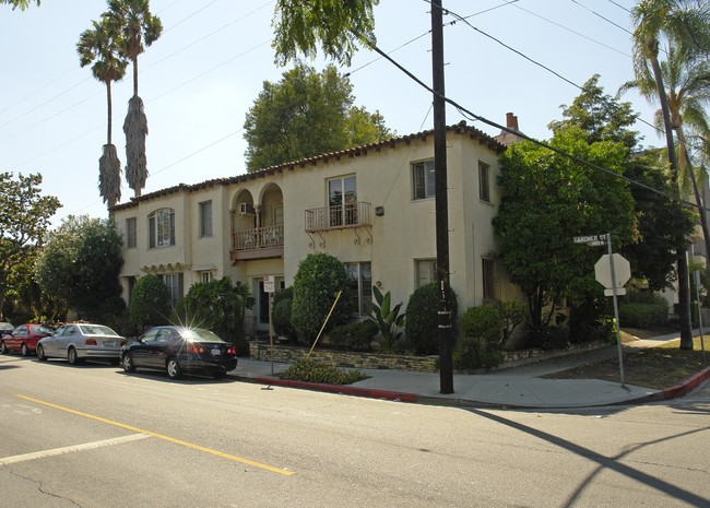 1355 N Gardner St in Los Angeles, CA - Foto de edificio - Building Photo