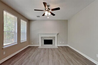 6910 Springcrest Ct in Sugar Land, TX - Building Photo - Building Photo