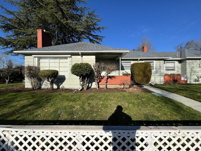 3505 NE Ainsworth St in Portland, OR - Building Photo - Building Photo