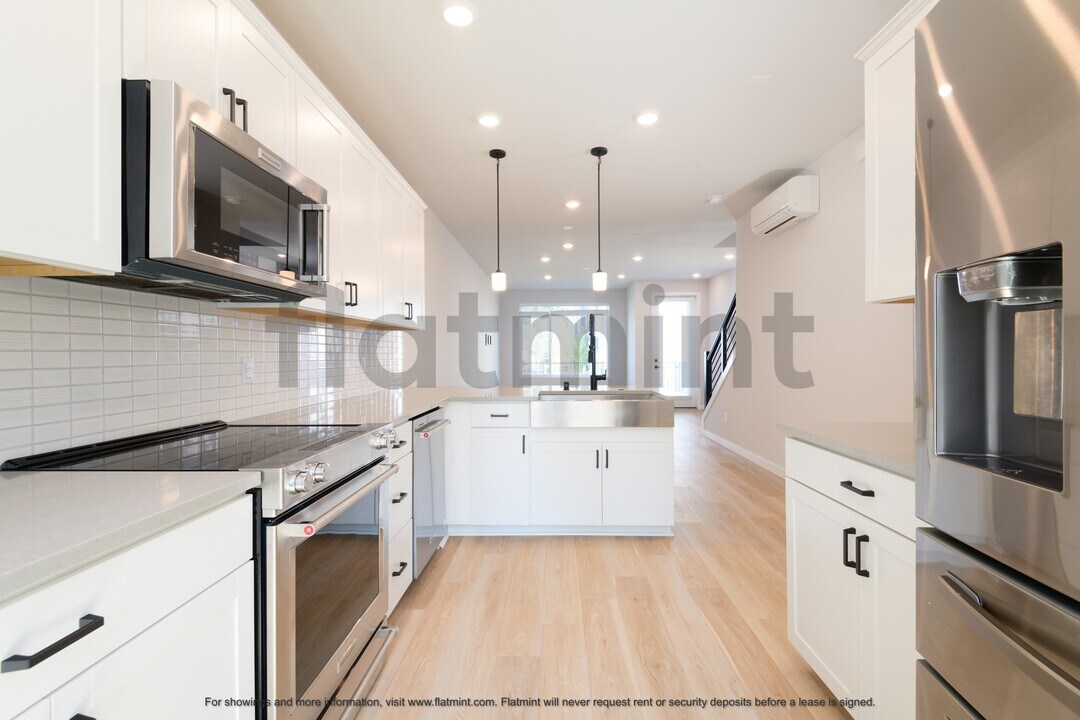 14568 Westminster Way N in Shoreline, WA - Building Photo