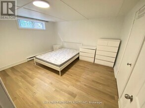 15 Shandara Crescent in Toronto, ON - Building Photo - Building Photo