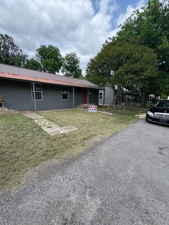 706 S Burleson St in Kyle, TX - Building Photo