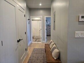 60 Cross St E, Unit 216 in Somerville, MA - Building Photo - Building Photo