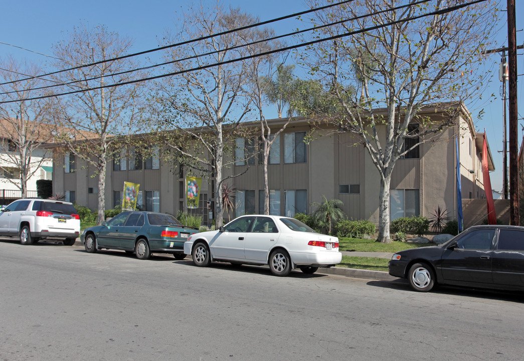 208 Cornuta Apartments in Bellflower, CA - Building Photo