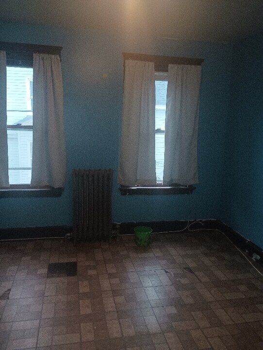 33 Elmwood Ave in Waterbury, CT - Building Photo