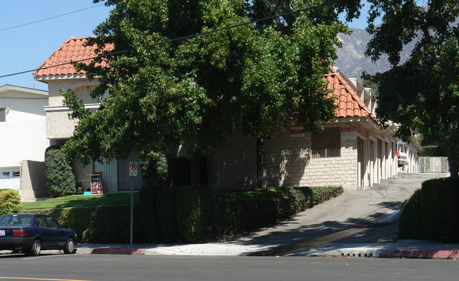 2713-2719 Montrose Ave in Montrose, CA - Foto de edificio - Building Photo