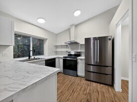 5502 NE 10th St in Renton, WA - Building Photo