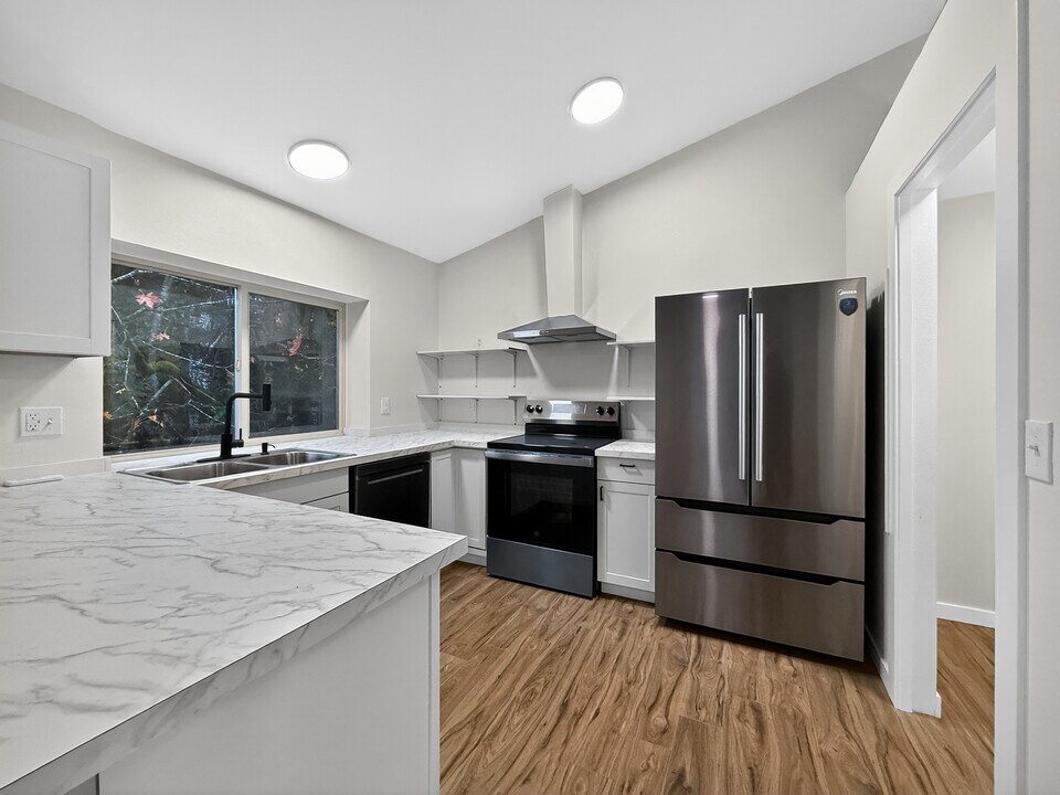 5502 NE 10th St in Renton, WA - Building Photo