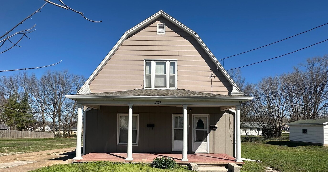 437 W Jackson St in Marshfield, MO - Building Photo