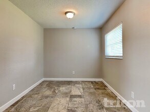 902 Check Pl in Seffner, FL - Building Photo - Building Photo