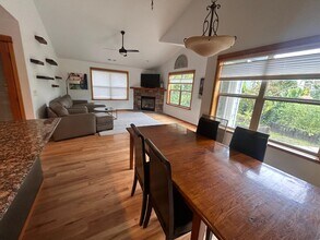 1033 Crimson Ct in Talent, OR - Building Photo - Building Photo